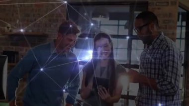 Üç profesyonel iş planlaması için tableti etkinleştiriyor ve parlayan ağ örtüsünü analiz ediyor. İşbirliği, yenilik, teknoloji, bağlantı, takım çalışması, modern, çalışma alanı