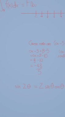 Mavi arkaplan üzerinde matematiksel denklemlerin animasyonu. küresel eğitim, bağlantılar, veri işleme ve teknoloji konsepti dijital olarak oluşturulmuş video.