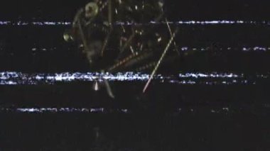 Parlak yüzeyde en üst oluşum yığınında vidalar beliriyor. Arıza çizgileri montaj simülasyonunda sürükleniyor. Donanım, hassasiyet, endüstriyel, doku, teknoloji, müdahale, mühendislik