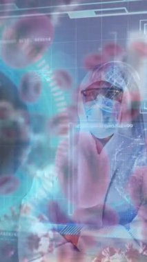 Yüz maskesi takan erkek doktor üzerinde hücrelerin ve dijital arayüzün animasyonu. küresel tıp, sağlık ve teknoloji covid 19 salgın konsepti boyunca dijital olarak üretilen video.