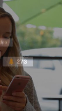 Akıllı telefon kullanan beyaz bir kadın üzerinde sosyal medya veri işleme animasyonu. Dijital olarak oluşturulmuş küresel sosyal medya, ağlar, hesaplama ve veri işleme kavramı.