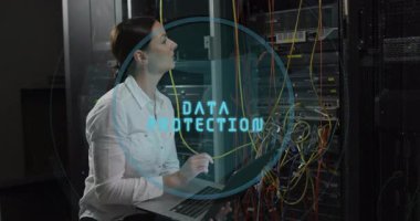 DATA PROTECTION metni solgun bilişim teknolojisi sarı kabloyu hareket ettiren raflarda diz çöküp dairesel kaplama oluşturuyor. Teknoloji, siber güvenlik, dijital, arayüz, altyapı, profesyonel, yenilik