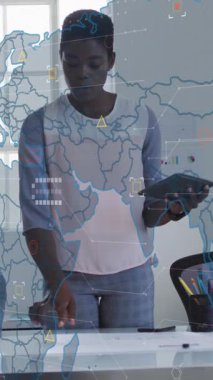 Ofiste tartışan iki farklı kadına karşı dünya haritası ve veri işleme animasyonu. Bilgisayar arayüzü ve iş teknolojisi kavramı