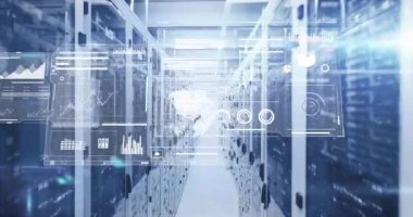 Sunucu koridorunda şeffaf gösterge panelinde kayboluyor, canlı izleme için çizelgeleri kaydırıyor ve canlandırıyor. Teknoloji, veri, analitik, bağlantı, gelecek, altyapı, dijital