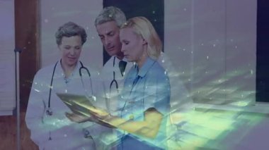 Kıdemli doktor hasta çizelgesini hemşire olarak sunuyor. Hasta incelemesi için erkek taraması yapıyor. Sağlık, işbirliği, tıbbi ekip, dijital analiz, profesyonellik, tanı, takım çalışması