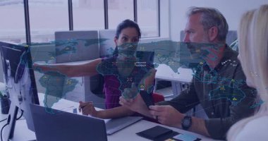 Ofis ekibi monitörü işaret ediyor ve dijital harita ölçekleme düğümlerini analiz için kıvılcım saçıyor. İşbirliği, veri, teknoloji, dijital, analitik, modern, profesyonel