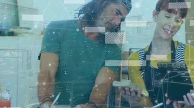 Ekmek dilimleyen ve üç iş arkadaşıyla telefon ekranını paylaşan bir adam kafeterya satışları için kaplamalar yapıyor. İşbirliği, takım çalışması, teknoloji, veri, gıda hizmeti, iç mekan, modern