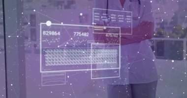 Sağlık çalışanı kollarını birleştirerek ağ başlatıyor, veri panellerini güncelliyor ve ölçümleri kontrol ediyor. Gelecekçi, analitik, dijital, yenilik, teknoloji, veri görselleştirme, klinik