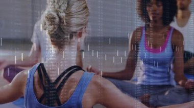 Eğitmen kollarını kaldırarak yoga grubunu başlatıyor. Yüzen veri örtüsüyle sağlıklı olmak için kollarını kaldırıyor. Meditasyon, farkındalık, bütünsel, sükunet, denge, vücut taraması, dijital arayüz