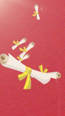 Kırmızı arka planda dönen sarı kurdeleli mezuniyet tomarları. diploma, sertifika, kutlama, akademik başarı, tören