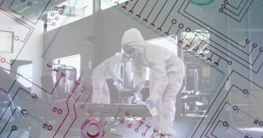 Spor salonunda spor salonundaki ağırlık bankında sprey ve koşu bandı ile koruyucu giysiler içinde sprey sıkmak. Dezenfeksiyon, sağlık, hijyen, güvenlik, meslek, sağlık