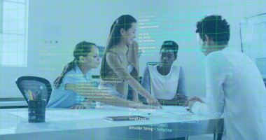 İşbirliği ekibi, şirket toplantı odasında dizüstü bilgisayarı işaret ediyor. Not defterleri ve kupalarla. İşbirliği, takım çalışması, yenilik, modern, profesyonel, dijital, iletişim