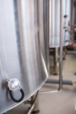 Damıtma tesisinde depolama konteynırlarının kapatılması