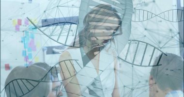 Önde gelen araştırmacı rehberlik ekibi masadaki DNA örtüsü ve beyaz tahta yapışkan notlarla birlikte. İşbirliği, yenilik, takım çalışması, bilim, teknoloji, modern, profesyonel