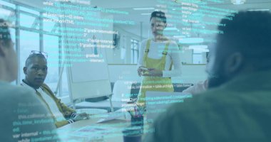 Sarı tulumlu kadının elinde kalemle ofis sehpasında dizüstü bilgisayarla sunumu. İşbirliği, takım çalışması, yenilik, beyin fırtınası, modernlik, üretkenlik, iletişim