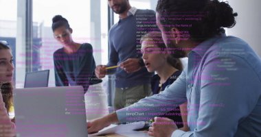 Kalem ve dizüstü bilgisayarla konferans masasında kodları inceleyen geliştirici rehber takımı. İşbirliği, takım çalışması, ofis, teknoloji, yenilik, programcılar, beyin fırtınası