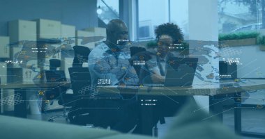 Ofiste veri haritasını analiz eden iş arkadaşları dizüstü bilgisayarlarla kalemler ve kutularla örtüşüyor. Şirket, takım çalışması, üretkenlik, modern, dijital, analitik, çalışma alanı