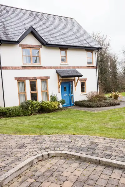 Güneşli bir günde evin dışındaki patika yola asıldı.