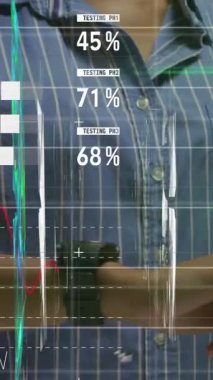 Kafkasyalı iş kadınının elinde akıllı kaset kullanarak grafiklerin ve verilerin animasyonu. küresel ekonomi, finans, iş ve teknoloji kavramı dijital olarak oluşturulmuş video.