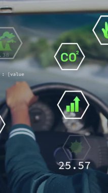 Araba kullanan kadın üzerinde ekolojik simgelerin canlandırılması. Küresel yeşil enerji, çevre, bağlantılar, hesaplama ve veri işleme kavramı dijital olarak oluşturulmuş video.