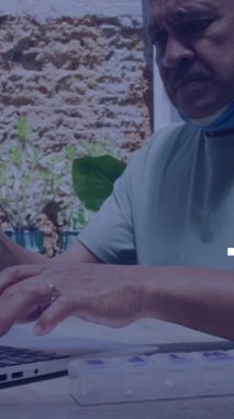 Laptop kullanarak, dışarıdaki animasyon grafikleriyle veri analiz eden adam. Teknoloji, analitik, iş, dijital, yenilik, iletişim