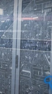 Sunucu odasında veri işleme ile matematiksel denklemlerin animasyonu. Küresel teknoloji, bilgisayar ve dijital arayüz kavramı dijital olarak oluşturulmuş video.