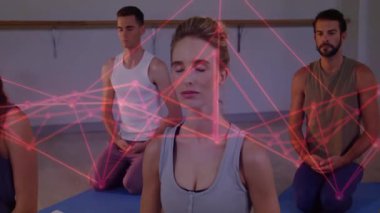 Yoga grubu minderlerin üzerinde diz çöküyor, gövdelerin etrafında kırmızı çizgiler beliriyor ve sağlıklı enerji akışını gösteriyor. Meditasyon, dinginlik, bağlantı, enerji, farkındalık, denge, bütünsel