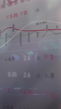 Karanlık arka planda veri işleme animasyonu. Küresel finans, iş, bağlantılar, hesaplama ve veri işleme kavramı dijital olarak oluşturulmuş video.