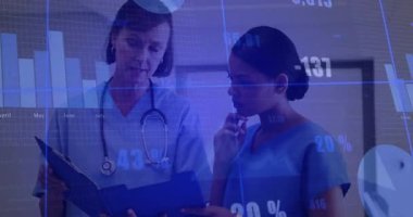 Doktor panoyu göstererek hasta verilerini incelerken ekranda canlandırma işlemini başlatıyor. Tıbbi, sağlık, analiz, teknoloji, işbirliği, klinik, veri odaklı