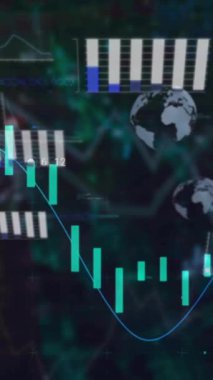 Soyut arkaplan üzerinde grafiklerin, kürelerin ve bilgisayar dillerinin animasyonu. Dijital olarak üretilmiş, hologram, rapor, iş dünyası, küreselleşme, programlama dili, kodlama ve teknoloji kavramı.