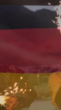 Havai fişeklerle kutlama, neşeli animasyonlarla Alman bayrağı taşıyan insanlar. Kutlama, vatanseverlik, festival, milliyet, gelenek, kalabalık