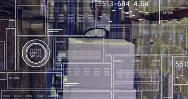 Forklift operatörü depo koridoruna girip kutuları kaldırırken HUD de hisse senedi verilerini güncelliyor. Sanayi, depo, lojistik, otomasyon, teknoloji, verimlilik, envanter