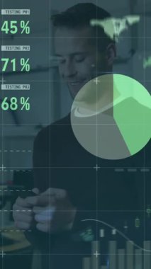 Ofisteki çeşitli iş adamları üzerinde veri işleme animasyonu. Küresel iş, bilgisayar ve dijital arayüz kavramı dijital olarak oluşturulmuş video.