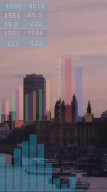 Londra şehrinde finansal veri işleme animasyonu. Küresel iş, finans, hesaplama ve veri işleme kavramı dijital olarak oluşturulmuş video.