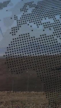 Manzaradaki rüzgar türbininin üzerindeki dünya ve işleme verilerinin animasyonu. Ağ, veri, bağlantı, bilim, enerji, ekoloji, bağlantı ve küresel iletişim, dijital olarak oluşturulmuş video.