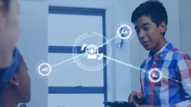 Ergen çocuk çalışma odasında tablet tıklatıyor, sınıf projesi için animasyon ağ düğümleri oluşturuyor. İşbirliği, eğitim, teknoloji, yenilik, dijital, ağ oluşturma, gençlik