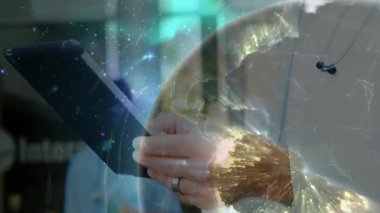 Konferans salonunda tableti tıklatan sunucu 3 boyutlu küresel ağ görselleştirmesini gösteriyor. Teknoloji, yenilik, holografik, bağlantı, dijital, iş, sunum