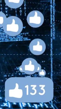 Dijital veri ve ikili kod arkaplanı üzerinden simgeleri ve numaraları gösterir. Sosyal medya, katılım, teknoloji, internet