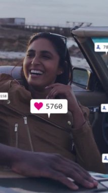 Üstü açık araba kullanan, sosyal medyada beğeni ve yorum yapan bir çift. Seyahat, yolculuk, özgürlük, romantizm, macera, bağlantı