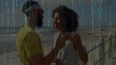 Bir kadın, partnerinin elini tırabzanla tutar, havada süzülen kalpler seyahat ederken romantizmi ifade eder. Romantizm, bağlantı, yakınlık, yakınlık, birliktelik, deniz kenarı, sıcaklık