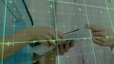 Hastanın muayenehanedeki panosunu sabitlemesi hemşireye canlandırılmış kalem simgesiyle notlar yazmaya başlaması. Sağlık, profesyonellik, iletişim, klinik, yardım, belgeler, takım çalışması