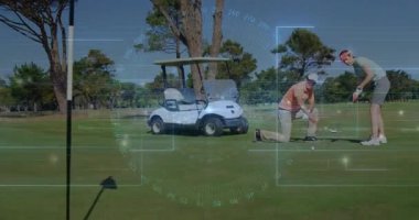 Golf koçu ve öğrenci arabalarını terk ediyor, atış çizgisini işaretliyor, golf sopasını değiştiriyor, topu okşuyor. Açık hava, eğlence, eğlence, stratejik, hassas, koçluk, spor