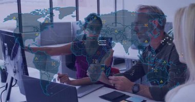 Dünya haritasını iş görüşmeleri için verilerle doldurmak ve soluklaşmak olarak işaret etmek ve tıklamak. İşbirliği, analitik, ağ oluşturma, strateji, dijital, modern, çeşitlilik