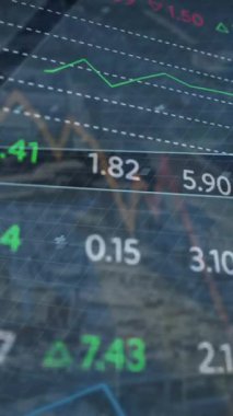 Şehir manzarası üzerinde veri işleme animasyonu. küresel iş ve dijital arayüz kavramı dijital olarak oluşturulmuş video.