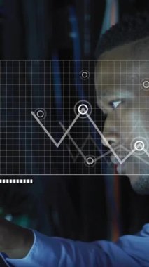 Afro-Amerikan iş adamının sunucu odasında finansal veri işleme animasyonu. Küresel iş, iletişim ve dijital arayüz kavramı dijital olarak oluşturulmuş video.