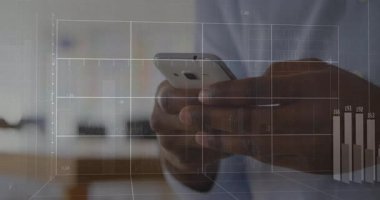 Akıllı telefon ekranını dinleyen adam, yükselen iş çubuğu metrikleriyle şebeke nabız çizelgesini başlatıyor. Teknoloji, veri, analitik, dijital, yenilik, finans, şirket