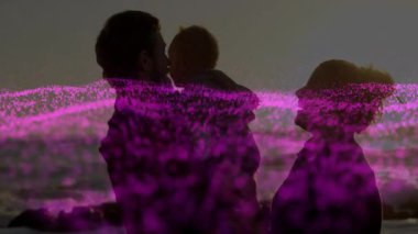 Günbatımında ebeveynlik yapmak, babayı bebeği öpmek için kaldırırken ve sahilde sallanırken, anne gülümserken. Aile, ebeveynlik, açık hava, altın saat, dinginlik, bağ, doğal