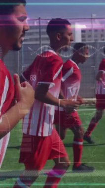 Farklı erkek futbolcuların sahada antrenman yapmaları üzerine arayüz işleme verilerinin animasyonu. Spor, rekabet, fitness ve teknoloji konsepti dijital olarak oluşturulmuş video.