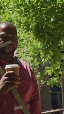 Afrika kökenli Amerikalı bir adamın şehirde kahve içmesi üzerine sosyal medya veri işleme animasyonu. Küresel hesaplama, dijital arayüz ve veri işleme kavramı dijital olarak oluşturulmuş video.