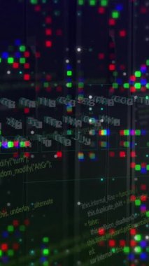 Mozaik karelerin animasyonu, sanal klavye ve bilgisayar sunucu odasına karşı veri işleme. Bilgisayar arayüzü ve iş veri depolama teknolojisi kavramı